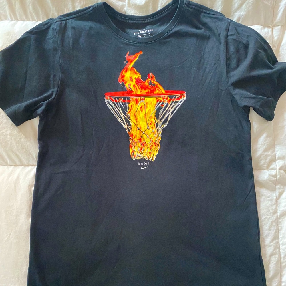 3/$15 Nike youth large T-shirt